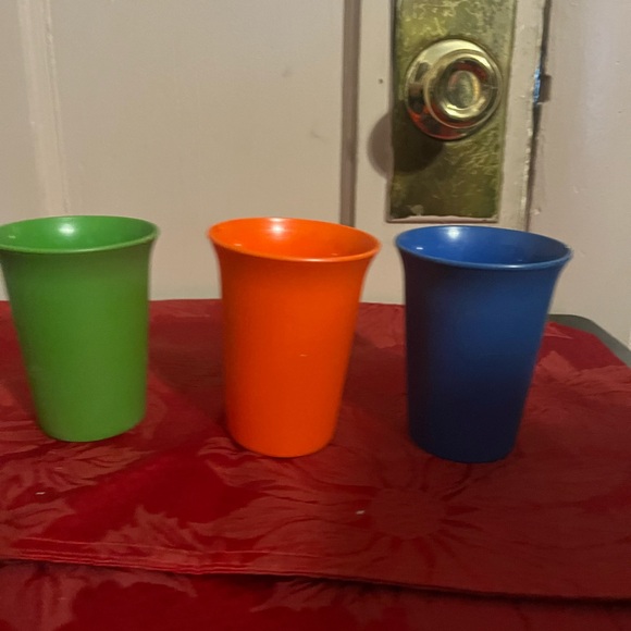 Kids Tupperware cups - Picture 1 of 3